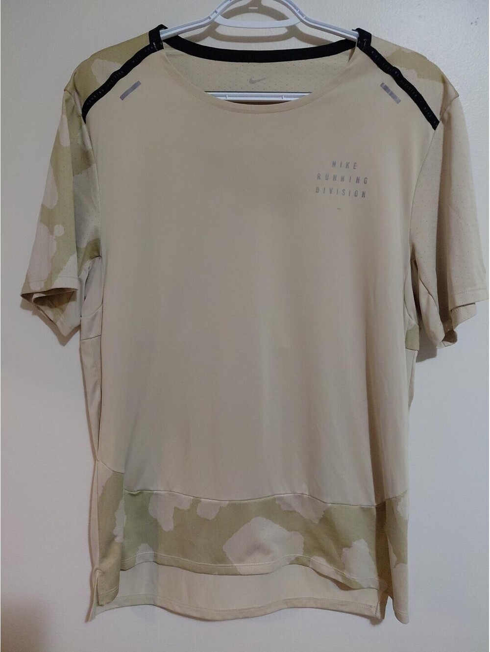 Nike Running Division Men's Beige Camouflage Short Sleeve Athletic Shirt Size L